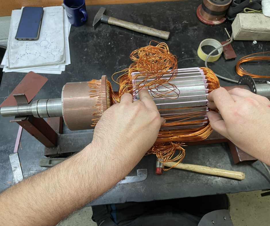 Kismotor tekercselés folyamatban